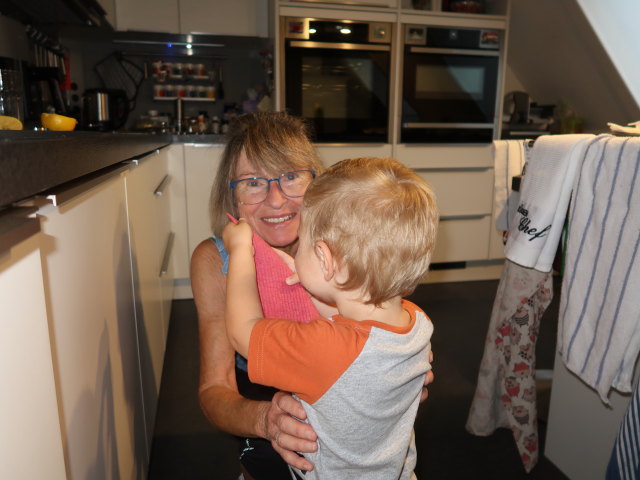 Mama und Nils im Haus meiner Eltern