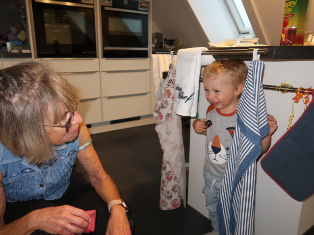 Mama und Nils im Haus meiner Eltern