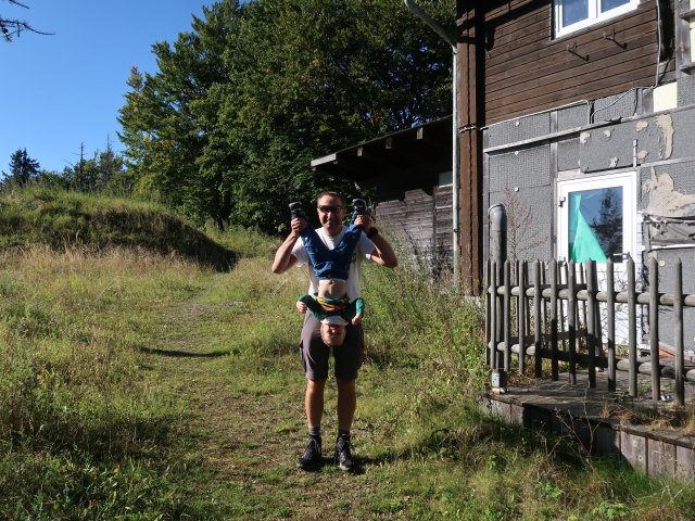 Ich und Nils beim Pinkenkogel-Schutzhaus, 1.292 m