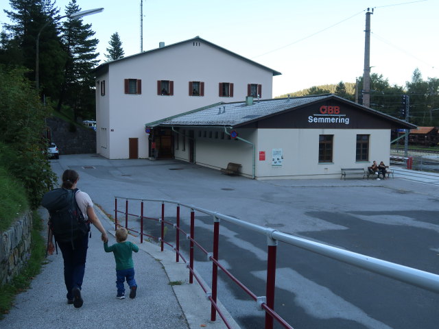 Sabine und Nils beim Bahnhof Semmering, 896 m