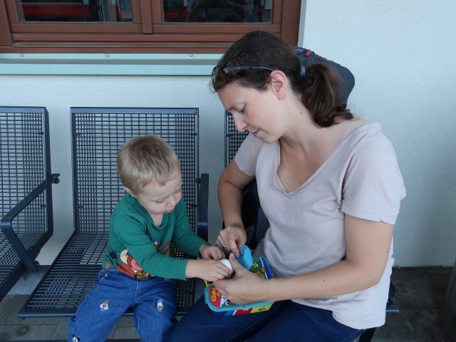 Nils und Sabine im Bahnhof Semmering, 896 m