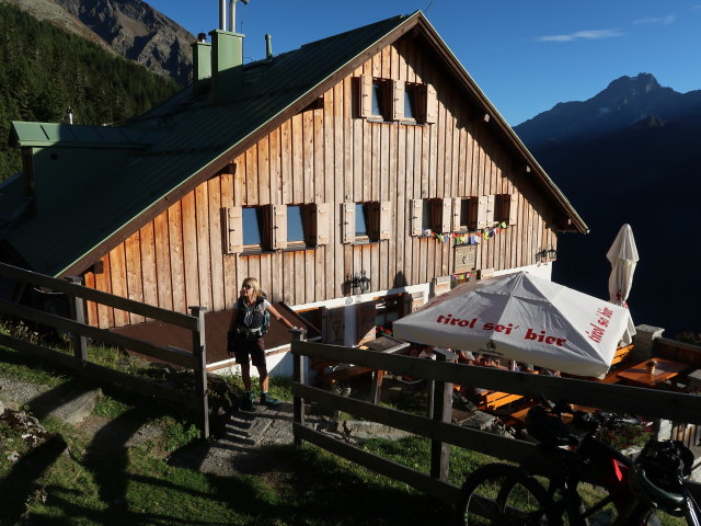 Evelyn bei der Ludwigsburger Hütte, 1.935 m (20. Sep.)