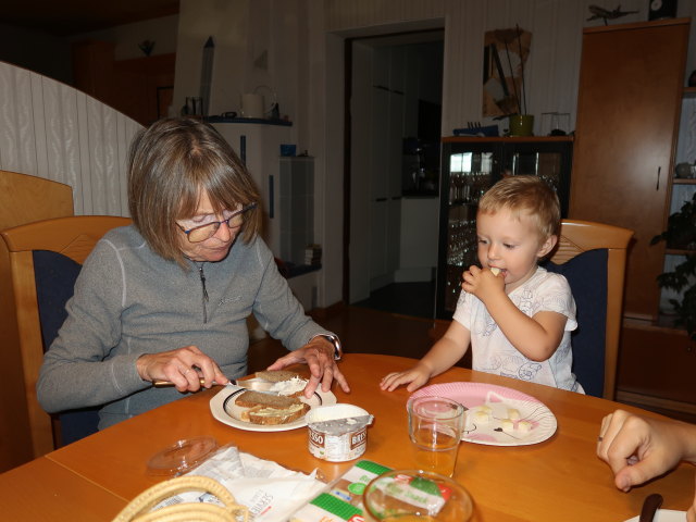 Mama und Nils im Haus meiner Eltern