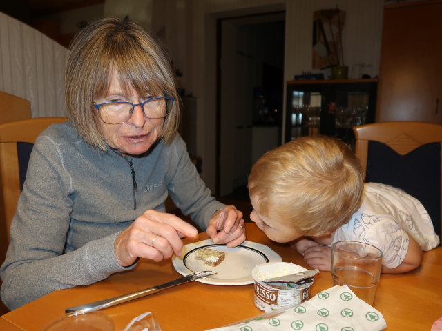 Mama und Nils im Haus meiner Eltern