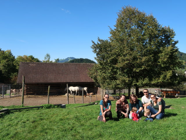 Ursa, Manuel, Hannelore, Ella, ich, Nils und Sabine im Tierpark Buchenberg